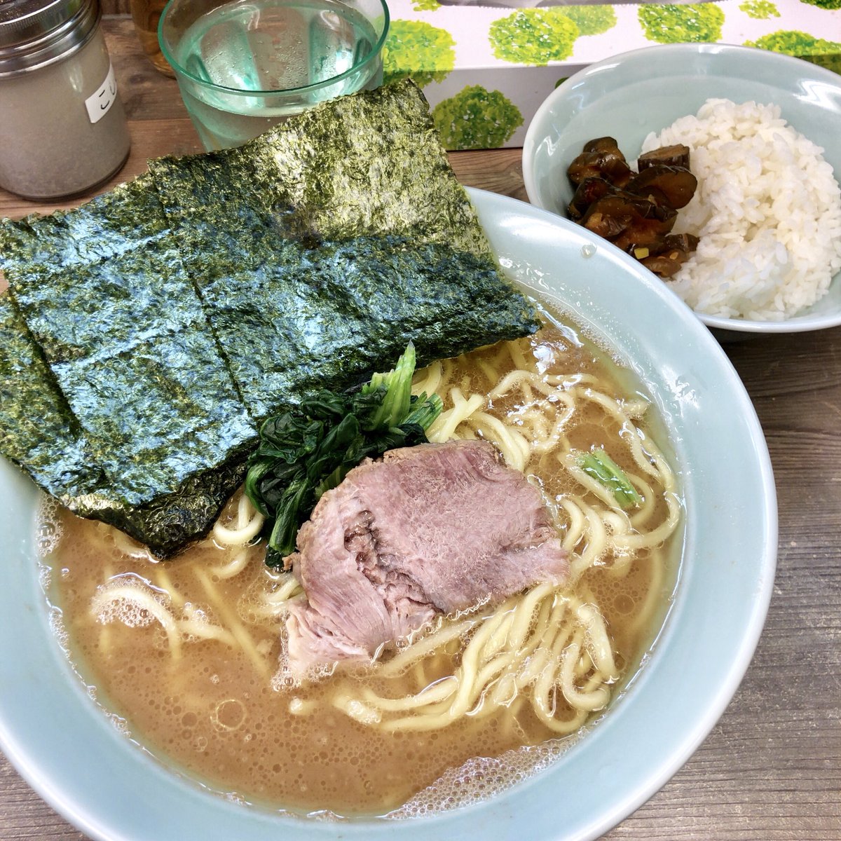 たかし Curry Happy Life 自由が丘にの 渡来武 でラーメン 中 を食べたよぉ 昼遅めの２時過ぎでも外待ちがいる人気店 クリーミーでなく 醤油ガツンの家系ラーメン あぶら多めでにんにく大量投入がめちゃうめぇ 無料飯もたまらねぇ