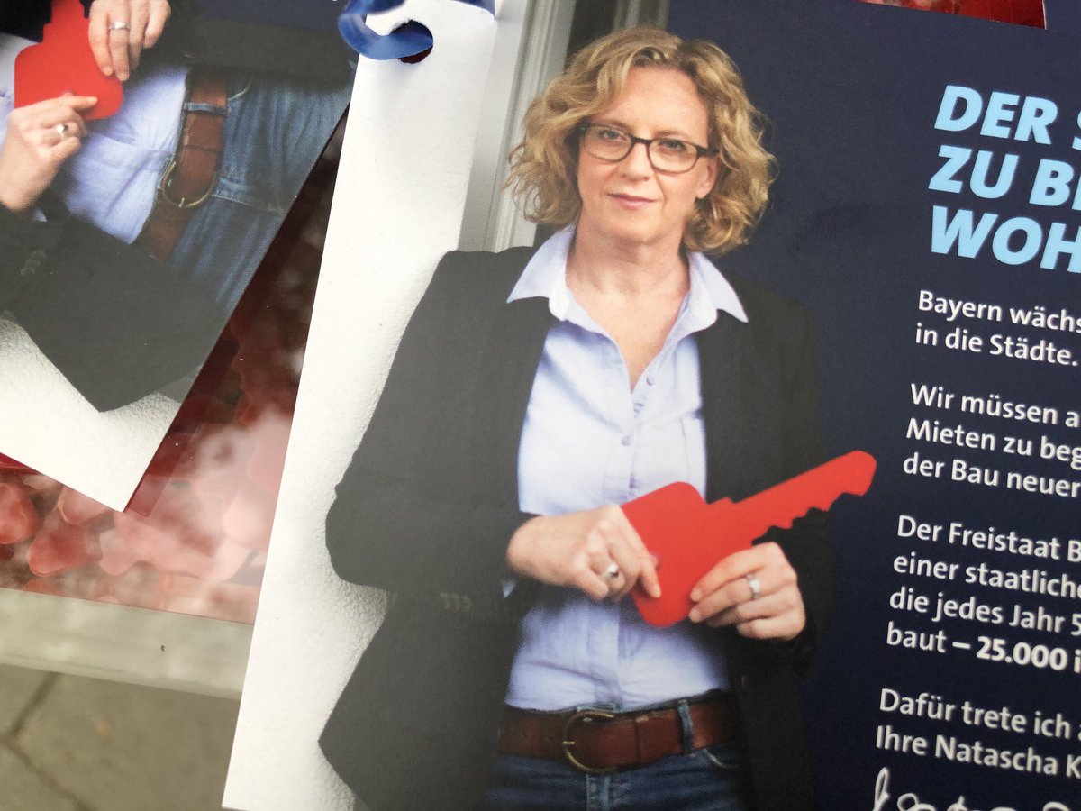 BayernSPD's tweet photo. Wir wären soweit: 25.000 Schlüssel zu bezahlbarem Wohnraum, Aktion vor der Staatskanzlei gleich mit Bayerns Spitzenkandidatin @NataschaKohnen: Jeder Schlüssel steht für eine Wohnung, die der Freistaat Bayern in den nächsten fünf Jahren bauen muss. #zukunftimkopf 💪 https://t.co/GFe6YpbNSA