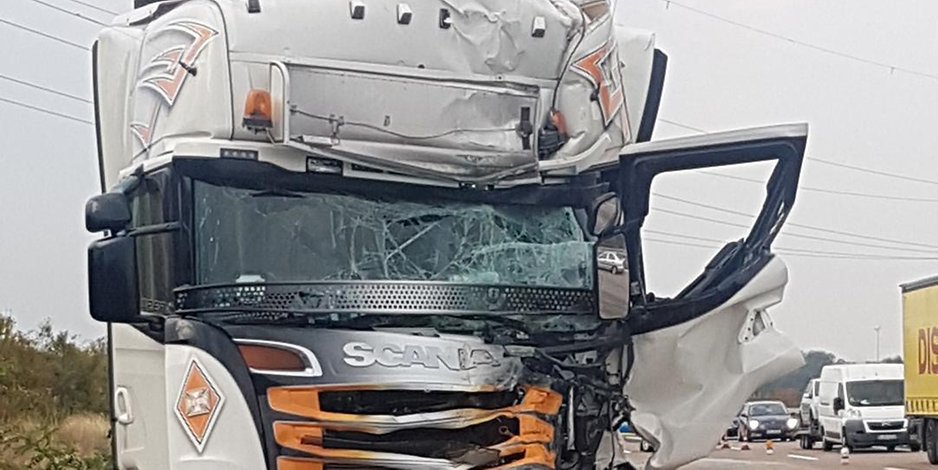 mz_dessau's tweet image. Unfall Richtung Berlin: Lkw rammt #Flixbus - #A9 bei #Raguhn voll gesperrt 
mz-web.de/31158246