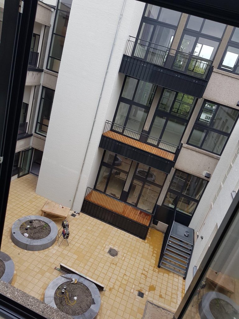Binnenplaats van Oude Modeschool tijdens vooroplevering. Vanaf sept starten 26 bewoners met afbouw van de lofts. Complimenten <a href="/spaceandmatter/">Space&Matter</a> @VinkBouw <a href="/LBPSIGHT/">LBP|SIGHT</a> @PietersBouwtechniek en natuurlijk bewoners <a href="/OudeModeschool/">Oude Modeschool</a> voor deze lastige (en mooie) transformatie. Almost there!