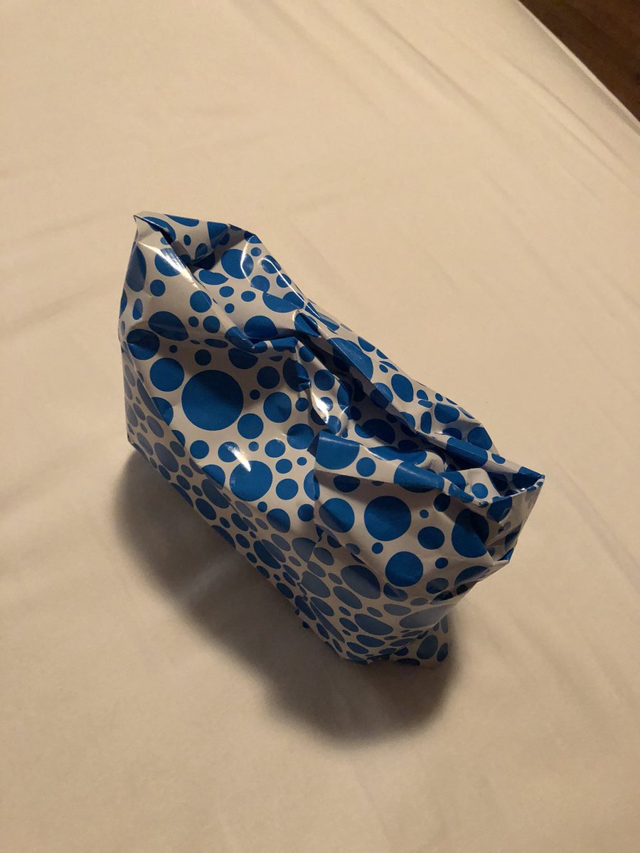 TimoRollof's tweet image. .  @bol_com  gisteren een pakketje besteld met inpakservies krijg ik vandaag Mn pakketje thuis en er is gewoon een papiertje opgegooid en snel vast gemaakt. Een kind van vier zou dit nog netter en beter doen. Waarom betaal ik hier extra voor?