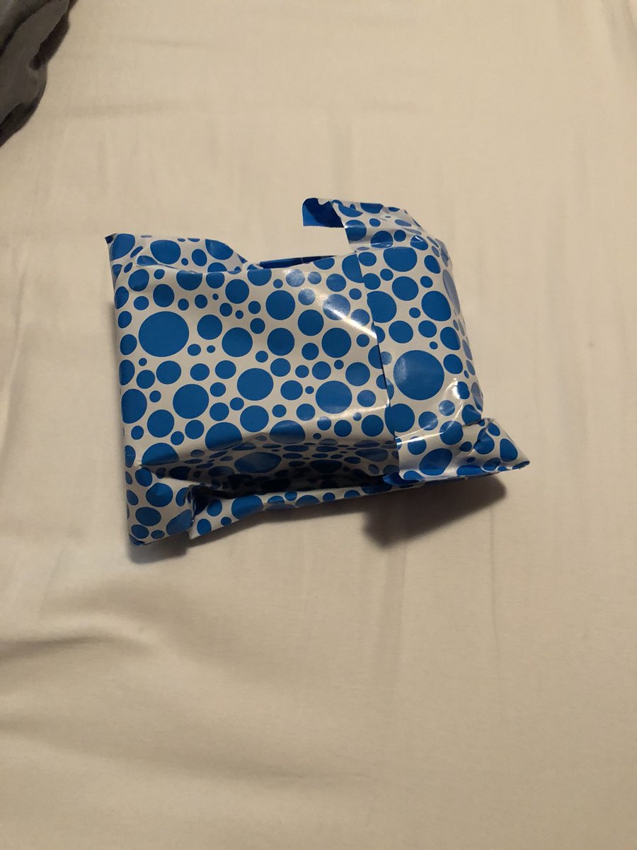 TimoRollof's tweet image. .  @bol_com  gisteren een pakketje besteld met inpakservies krijg ik vandaag Mn pakketje thuis en er is gewoon een papiertje opgegooid en snel vast gemaakt. Een kind van vier zou dit nog netter en beter doen. Waarom betaal ik hier extra voor?