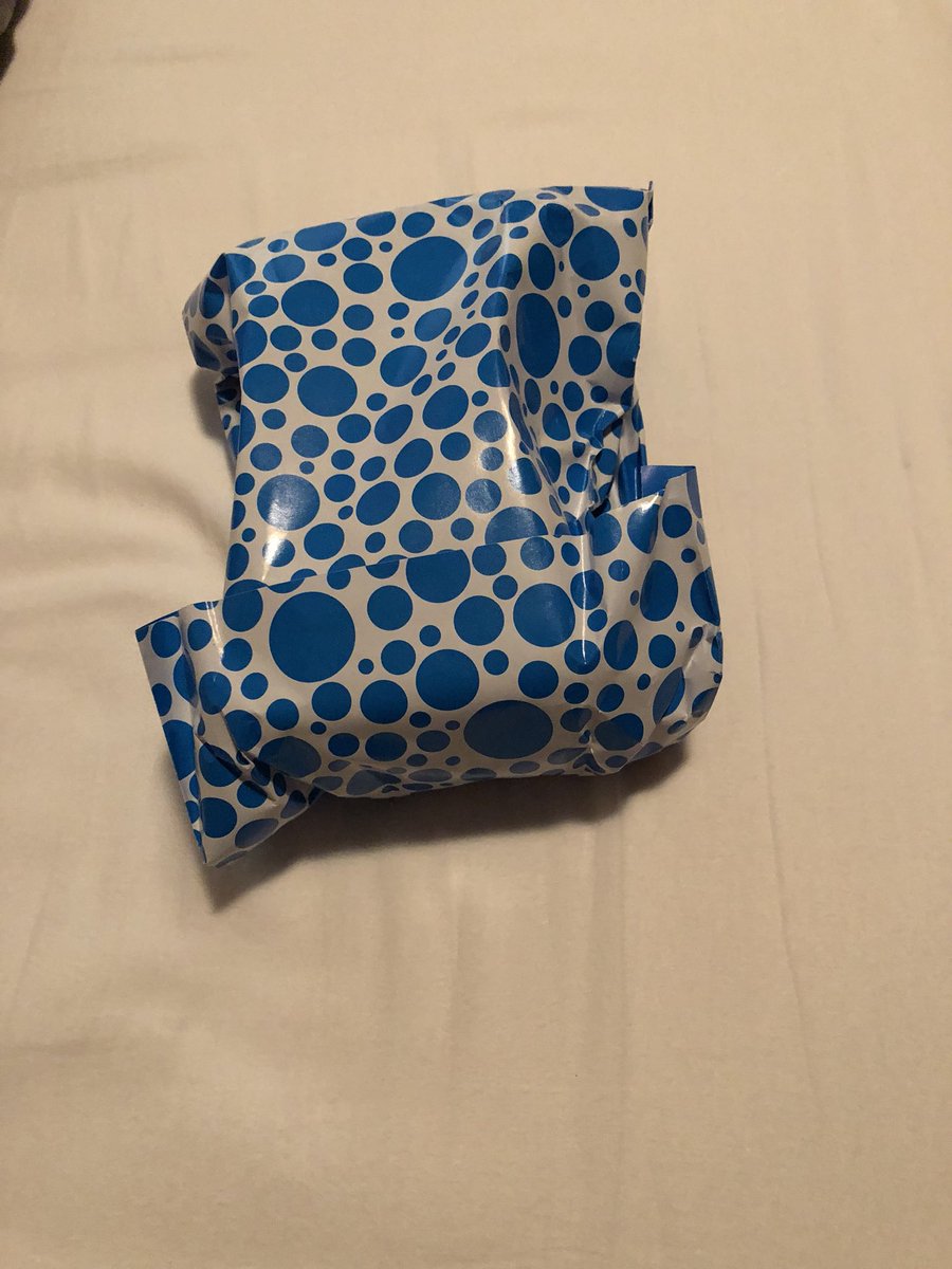 TimoRollof's tweet image. .  @bol_com  gisteren een pakketje besteld met inpakservies krijg ik vandaag Mn pakketje thuis en er is gewoon een papiertje opgegooid en snel vast gemaakt. Een kind van vier zou dit nog netter en beter doen. Waarom betaal ik hier extra voor?