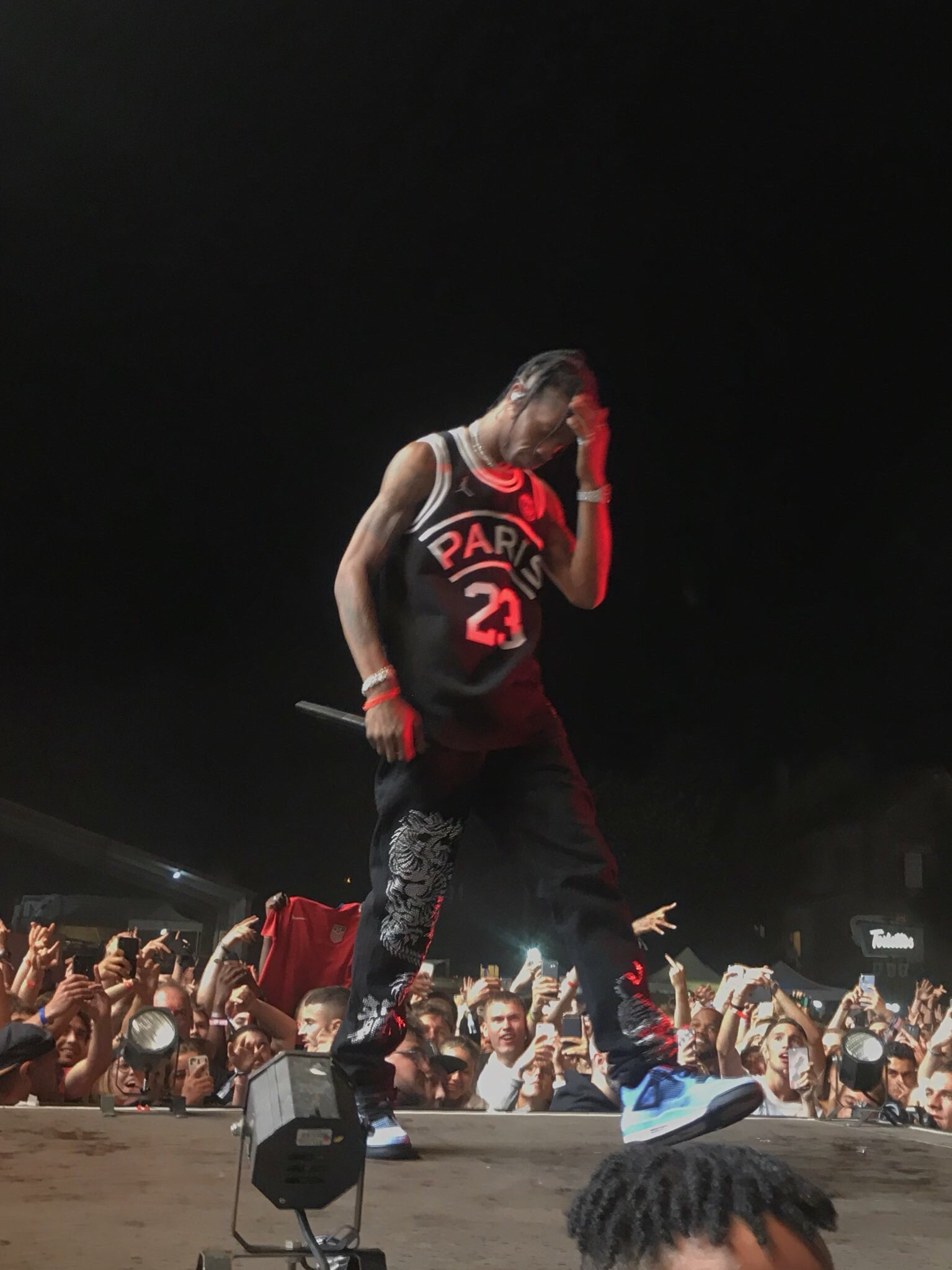 Le Meilleur du PSG on X Decidement ca n en finit plus les recrues du cote du PSG. Le rappeur Travis Scott a porte lors d un concert un maillot Jordan version Basketball du