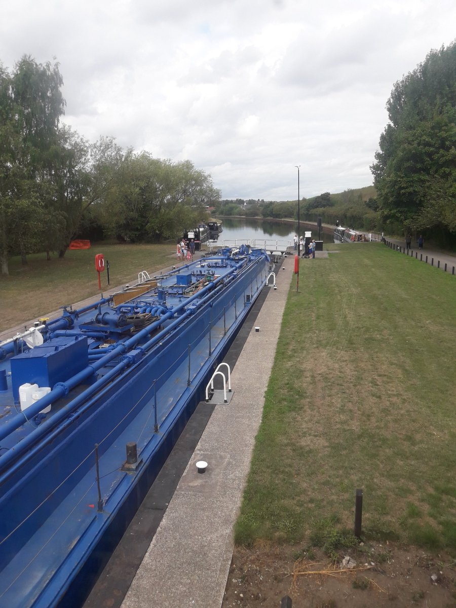 CRTYorkshireNE's tweet image. @ExolPride on the move at Mexborough Low Lock earlier this week.  With lots of walkers stopping to enjoy the spectacle.