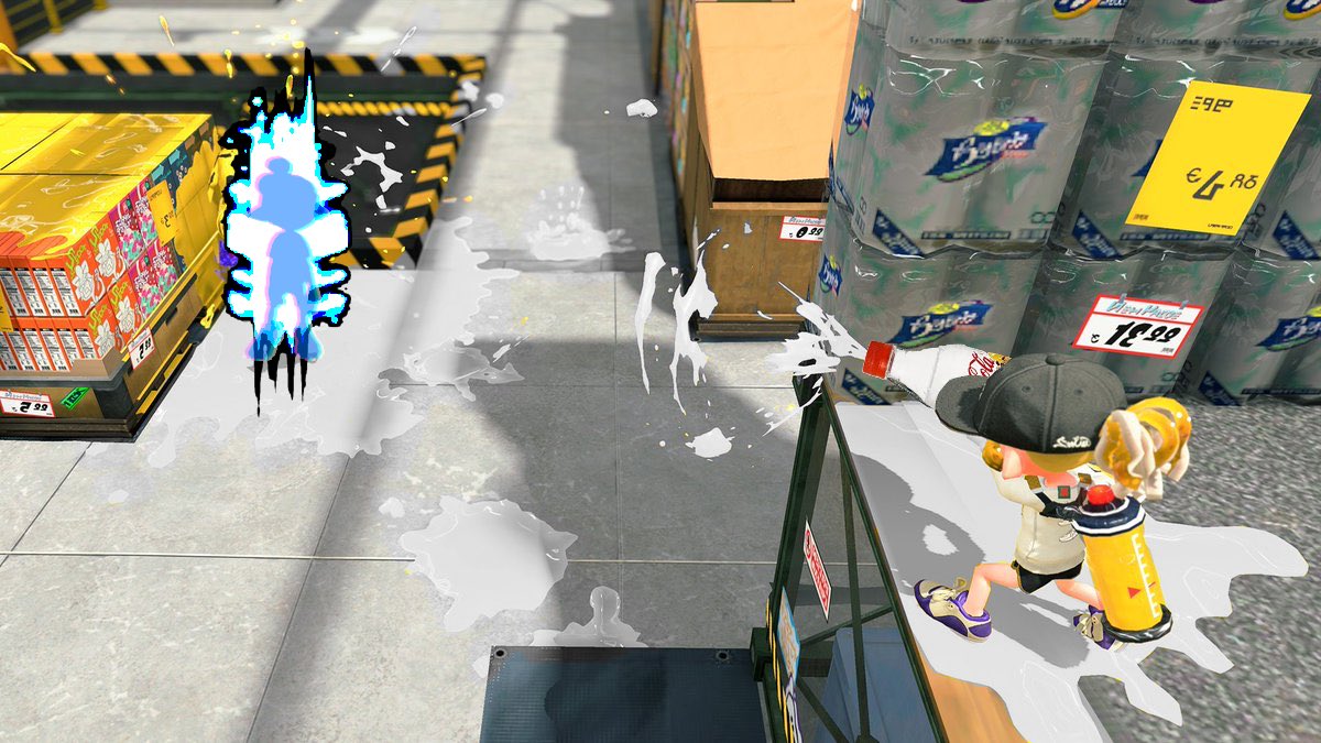 SplaToomlp's tweet image. この武器は「コカ・コーラクリア」。インクは発射できないが中身の透明なコーラを発射して敵を攻撃するぞ。コーラを浴びた敵は名前の通り「クリア(消滅)」してしまい、試合から強制的に消されてしまうので要注意だ。