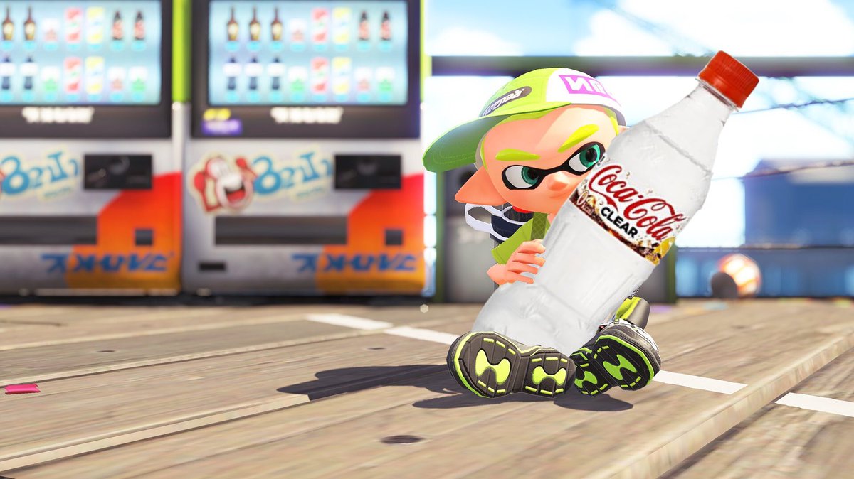 SplaToomlp's tweet image. この武器は「コカ・コーラクリア」。インクは発射できないが中身の透明なコーラを発射して敵を攻撃するぞ。コーラを浴びた敵は名前の通り「クリア(消滅)」してしまい、試合から強制的に消されてしまうので要注意だ。