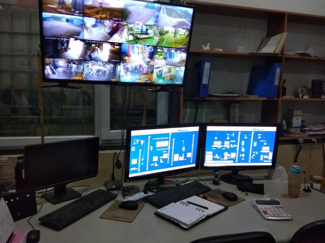 Түмэн шувуутын тахиа чинь зүгээр нэг “шил иддэг” тахиа биш ажээ. Эдний тахиануудын хоолыг үйлдвэрлэх “AgroFeed” хэмээх 100% автомат энэ үйлдвэр тэжээлийн орц хэмжээг алдахгүй найруулдагаараа онцлог. Сelenium-тай өндөг гэдэг чинь энд үйлдвэрлэдэг тэжээлийг идсэн тахианы өндөг ажээ