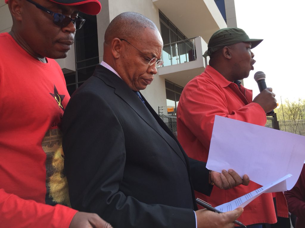 JacaNewswatch's tweet photo. #StateCaptureMarch The SACP memorandum has been signed. https://t.co/vLTxylwVid