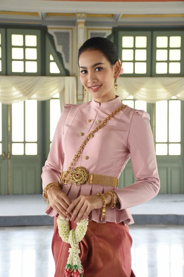 MTW_Officialth's tweet photo. Beauty With a Purpose กับธนาคารออมสิน ,หมายเลข 3 #แพรววา ภัทรภร สนธิภักดิ์ ในโครงการ “เก๋ไก๋ในสยาม อนุรักษ์พระราชวังพญาไท” หญิงไทย ใส่ชุดไทย เที่ยวสถานที่ไทย
#BeautyWithaPurposeกับธนาคารออมสิน #MTW #MTW2018 #BWAP #roadtoMTW2018 #Missthailandworld2018 #แพรววาMTW03 #MTW03 https://t.co/Kk9YPRCxPW