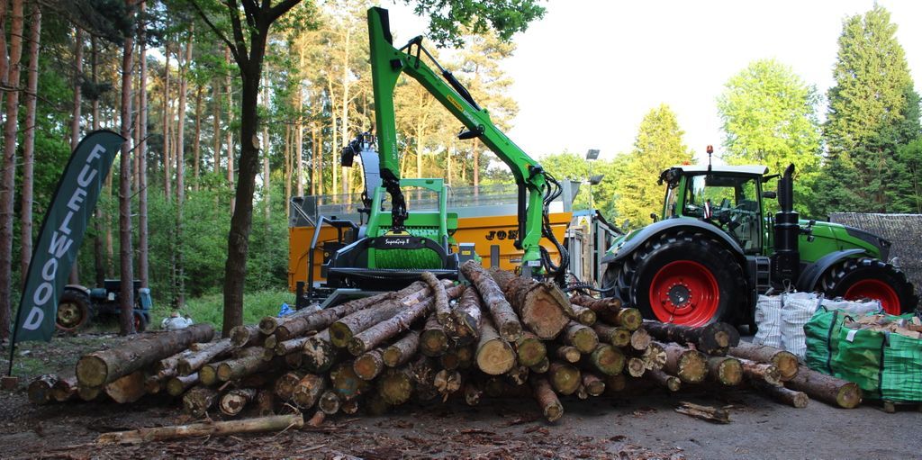 FuelwoodWarwick's tweet image. The full range of Heizohack chippers will be demonstrated at the APF on the FUELWOOD stand. Come along and join us for a Heizo beer and see the whole range in action from the HM4-300 hand fed to the awesome lorry chipper.