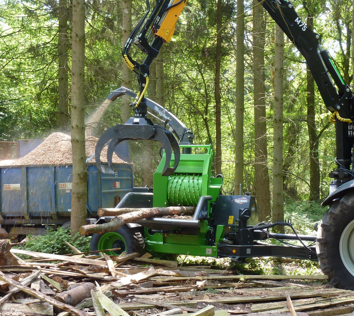 FuelwoodWarwick's tweet image. The full range of Heizohack chippers will be demonstrated at the APF on the FUELWOOD stand. Come along and join us for a Heizo beer and see the whole range in action from the HM4-300 hand fed to the awesome lorry chipper.