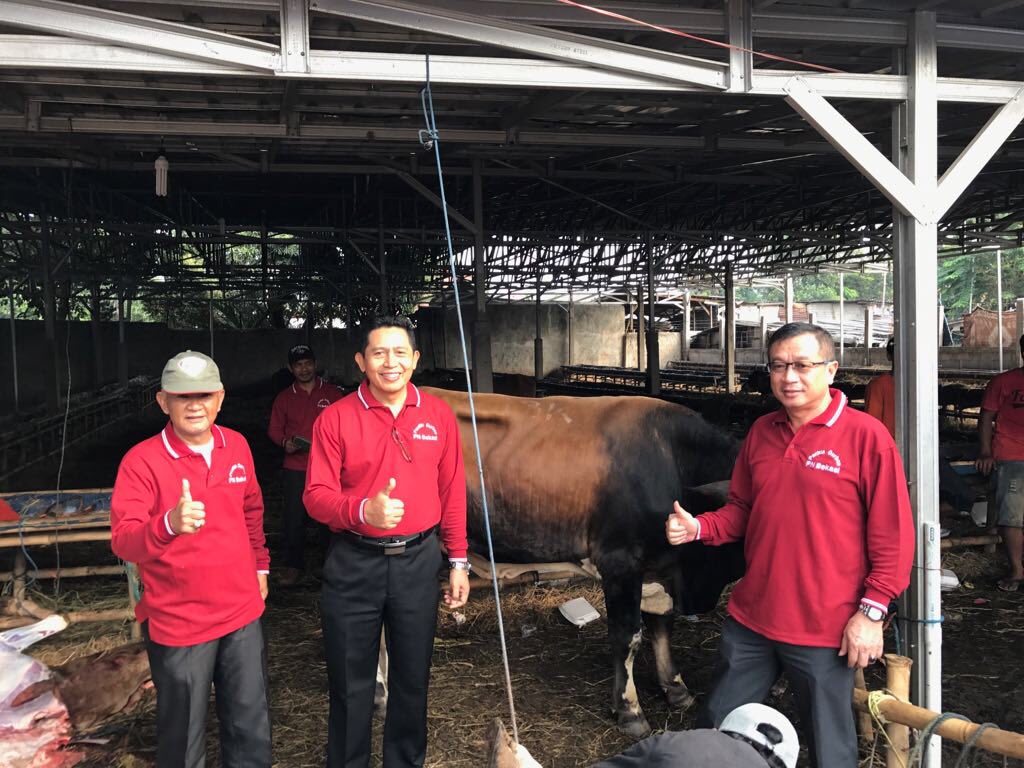 pnbekasi's tweet photo. Kamis, 23 Agustus 2018, dalam rangka memperingati hari Raya Idul Adha 1439 H, keluarga besar Pengadilan Negeri Bekasi menyelenggarakan pemotongan dan pembagian daging kurban kepada masyarakat di daerah Bantar Gebang, Bekasi, Jawa Barat. https://t.co/gLewYCYhvp