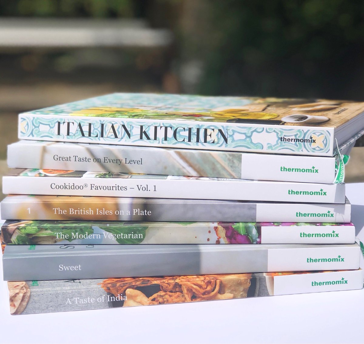 UKThermomix's tweet image. #WIN A SUPER STACK OF COOKBOOKS WORTH OVER £167! ⭐️ 📚

How would you like to win yourself a stack of Thermomix® cookbooks? 😃👍To enter simply 'Like' &amp;amp; ‘RT’ this post. 👍

✨Competition closes 31st August 2018. UK and Ireland entries only.