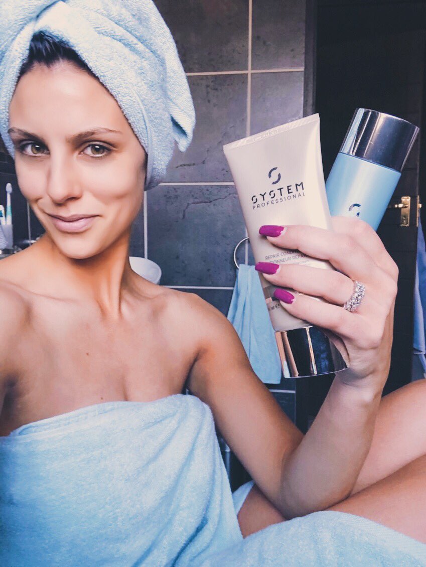 janicronje_sa's tweet image. Invest in your hair it’s something you wear everyday. Thanks to @WellaSP_SA my hair is ready for every #FleekingFriday 
#SystemProfessionalSA #systemprofessionalenergycode #luxuryhaircare #hairtreatment #harecare
👑 @TammyTaylorSA  @MrsSAPageant 
#tammytaylormrssa18