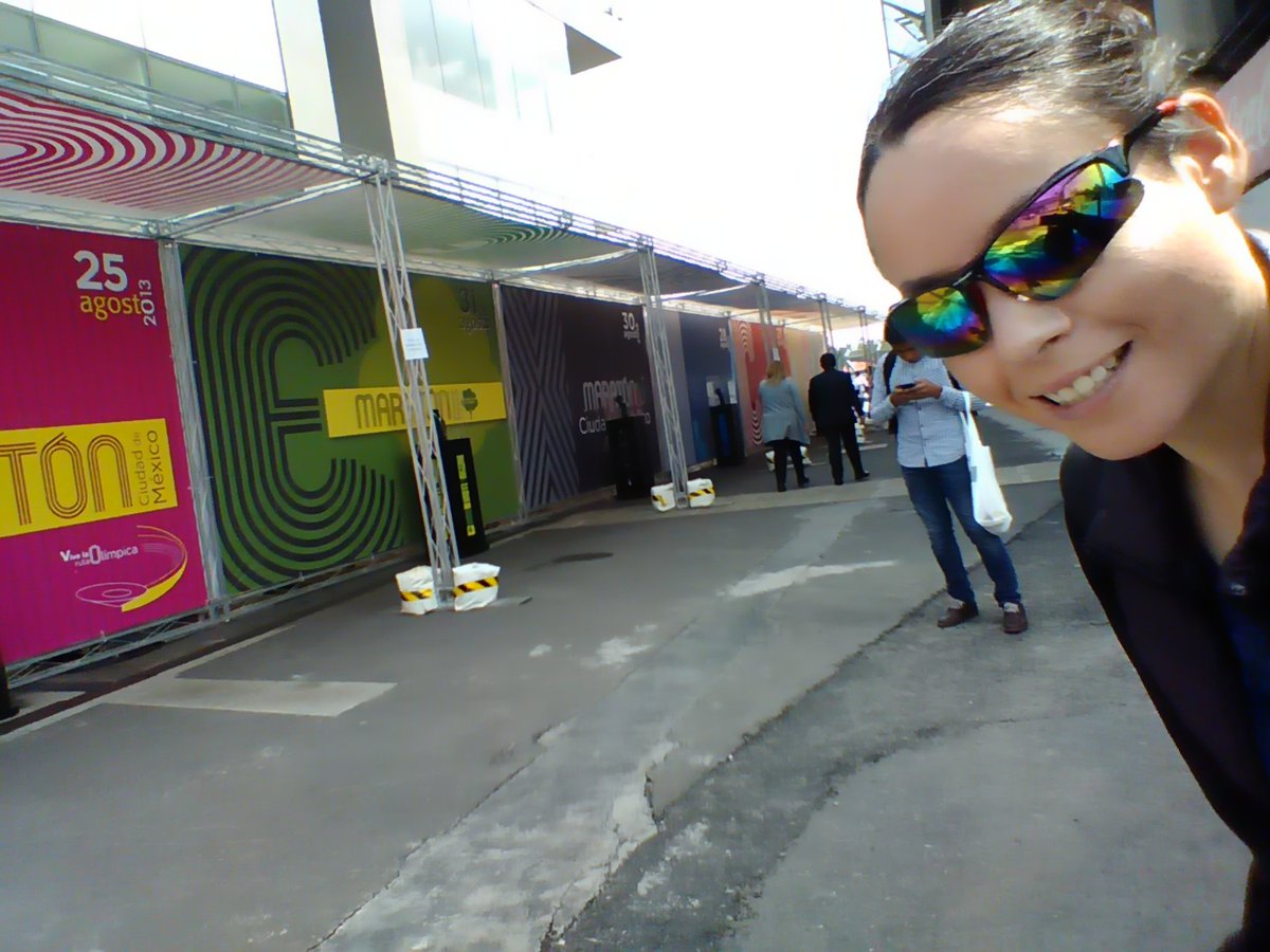 Elvira22Carrera's tweet photo. Y así #ExpoMaratonCdMx dia1 a nada d seguir esa linea amarilla q nos llevara al #EstadioOlimpico #CorroConEspirituOlimpico https://t.co/qBvdszORmM