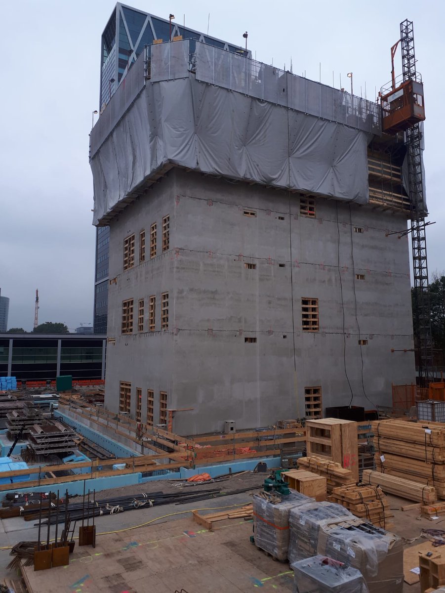 mebin's tweet photo. Glijstort t.b.v. het gebouw voor de huisvesting van EMA (European Medicines Agency). Betonlevering 24/7 tot hoogte van 80 meter bereikt is. Mooie prestatie van alle betrokken partijen. https://t.co/sSMPeMYV5Z