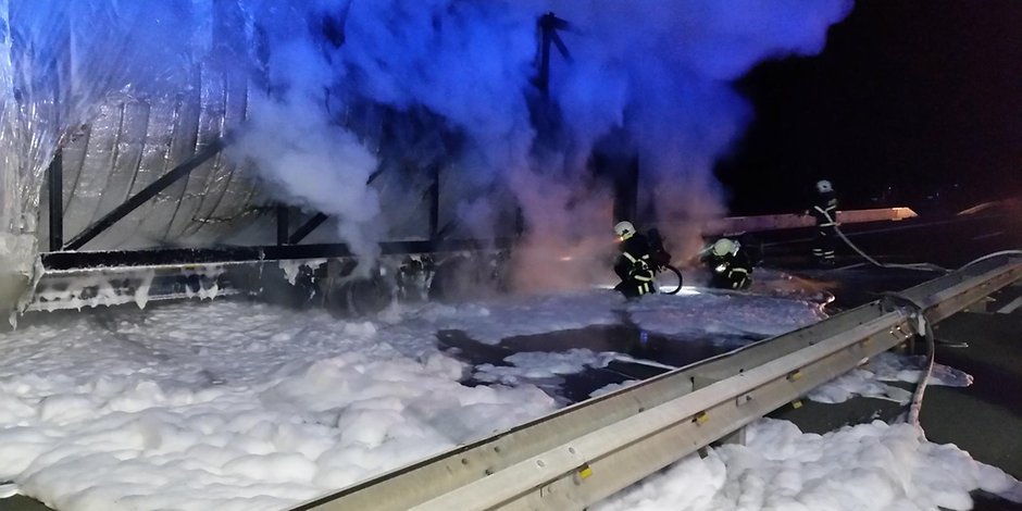 mz_dessau's tweet image. #A9 Richtung Berlin: Feuer nach Reifenplatzer: Schwerlastauflieger auf A9 bei #Dessau brennt ab
mz-web.de/31158222