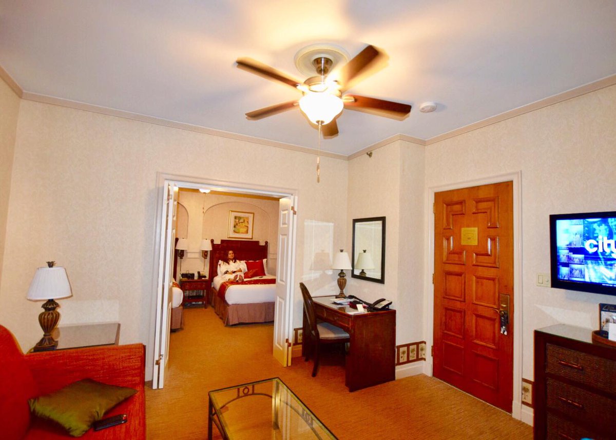 2MonkeysTravel's tweet photo. Yes, we’ve got two TVs! This is how a suite room looks like 🤗 #casablancahotel #libraryhotelcollection #timessquare #NYC #NewYork #BackNYC #USA #VisitTheUS @VisitTheUSA @LibraryHotelLHC @CasablancaHotel https://t.co/qoRjiacqyH