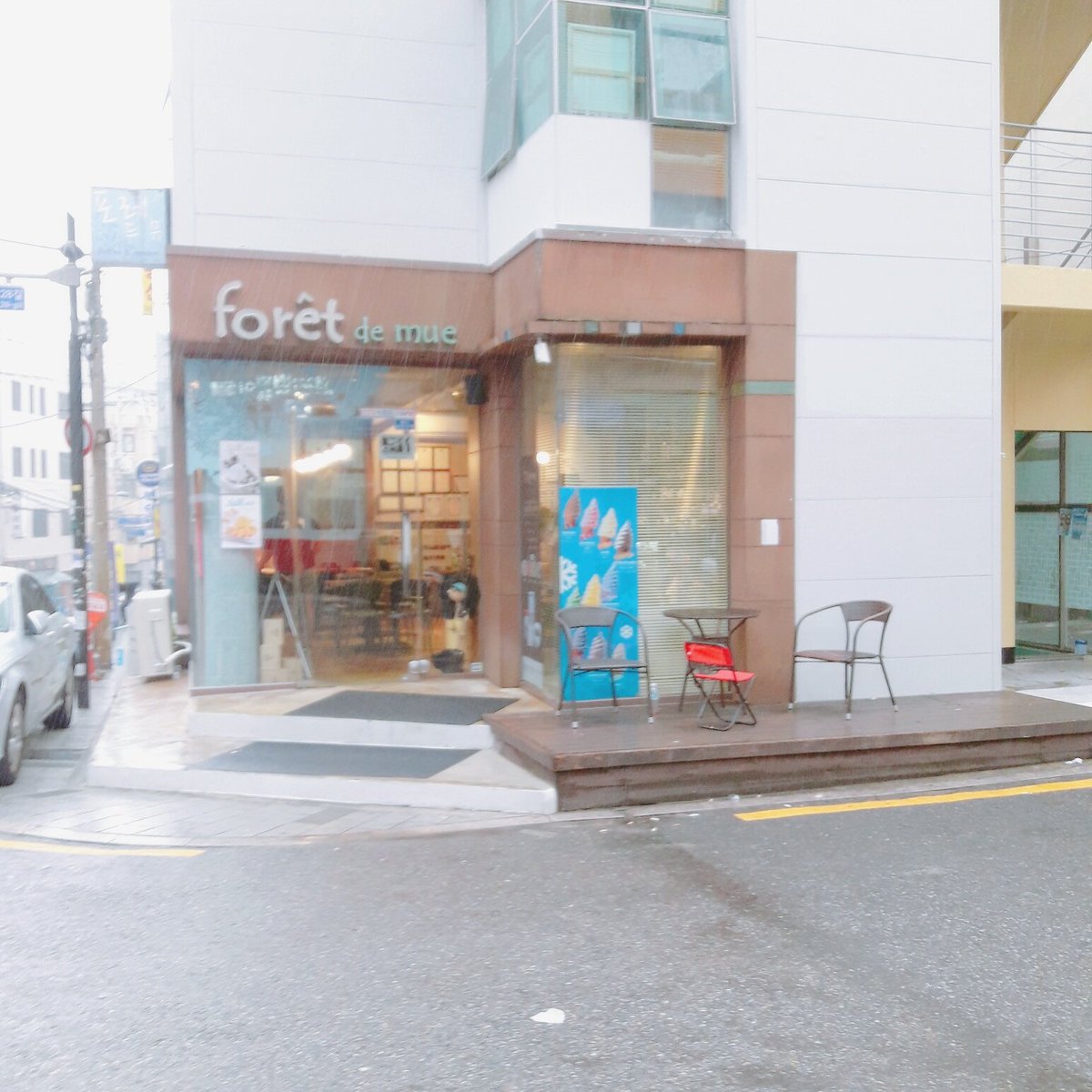 catsg_'s tweet photo. ร้าน foret de mue ที่เคนตะมาทำตอนถ่าย #KENTATV เค้กอร่อยมาก ราคาไม่แรง นี้สั่งสมูตตี้ที่น้องกินด้วย;____; 
📌 อยู่สถานี Wangsimni สายสีเขียวเลย ถ้าในแอพ naver ต้องเสริชว่า 포레 드 뮤 เด้อ
🍓 มีลายเซนกับป้ายน้องตอนมาถ่ายด้วยนะ บรรยากาศดีมาก แนะนำจ้า 

#รีวิวเกาหลี https://t.co/KhQtuHr5gy