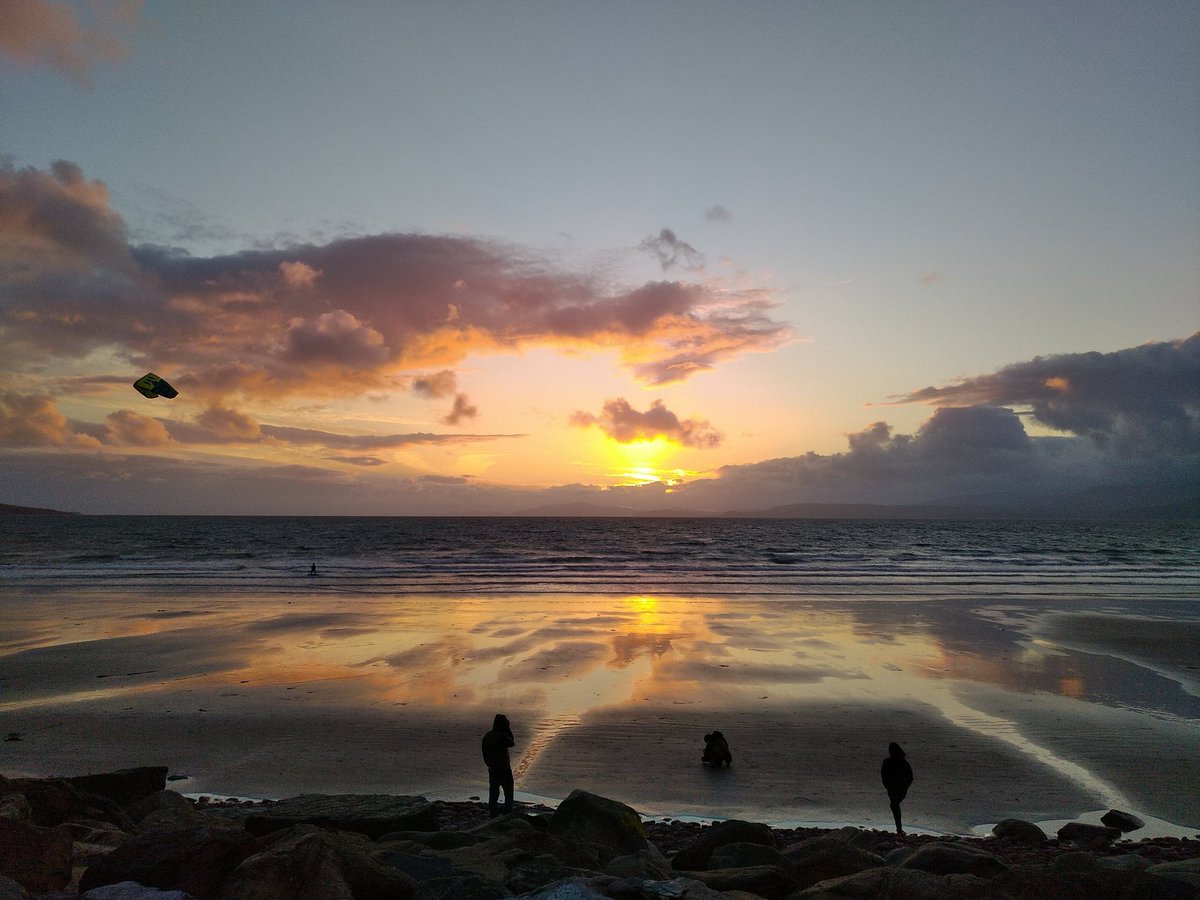 Sunset over Rossbeigh Strand yesterday... 😍😍

#sunset #rossbeigh #rossbeighstrand #kerry #iveragh #iveraghpeninsula #ringofkerry #ireland #WildAtlanticWay #failteireland #irelandtourism #dinglebay #atlanticocean #beach #strand #colours #kitesurfing #kitesurf #rossbeighbeach