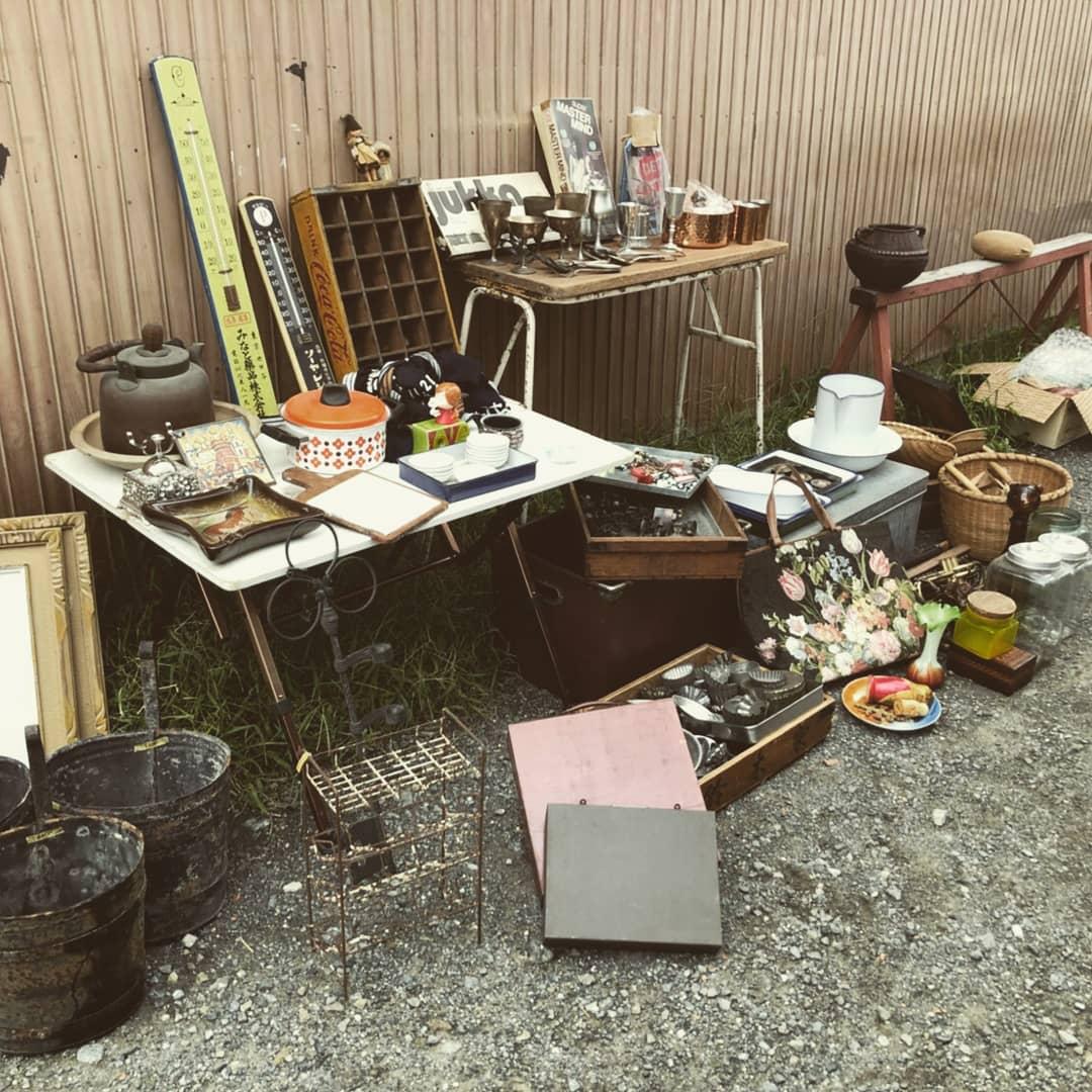 pre_hub's tweet photo. 「UBUNI SALE」商品情報～！
アクセサリーにも使えそうなウランガラスのヴィンテージボタンとおはじき、スプーン、フォーク、カップ等のシルバー類、ホーロー系やブリキ系やカゴ系、
そして、な、なんとウブニ初のケビント～！明日！！！ https://t.co/qY9uaVYSVQ