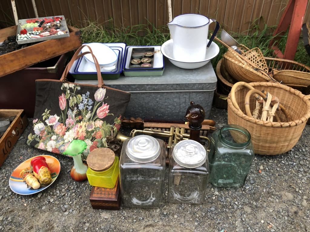 pre_hub's tweet photo. 「UBUNI SALE」商品情報～！
アクセサリーにも使えそうなウランガラスのヴィンテージボタンとおはじき、スプーン、フォーク、カップ等のシルバー類、ホーロー系やブリキ系やカゴ系、
そして、な、なんとウブニ初のケビント～！明日！！！ https://t.co/qY9uaVYSVQ