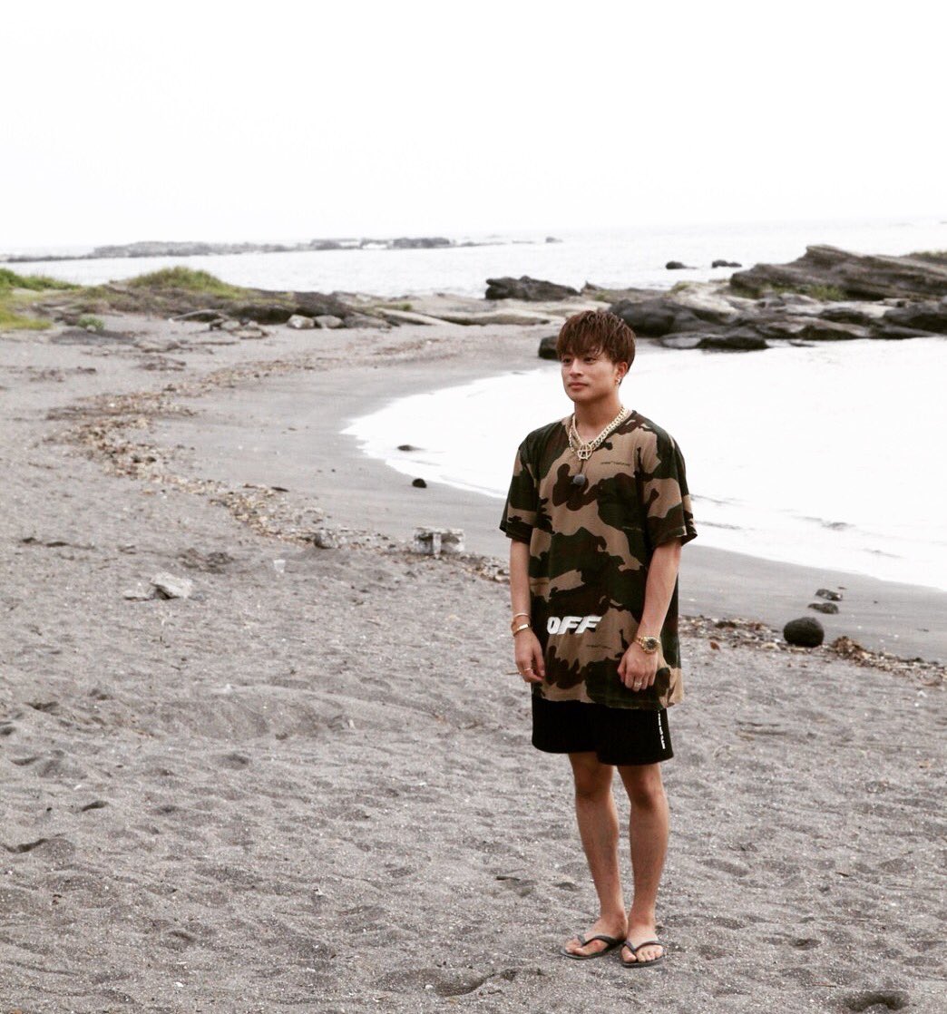 AbemaTVBOOK's tweet photo. 重版決定🎉
未公開オフショット祭り🎉

「 #GENERATIONS 高校TV 」から
ビーチの端で佇む #白濱亜嵐 さん‼️

収録の合間、自然と全員並んでカレーを食べていた皆さん🍛誌面にはその瞬間を撮影した写真も掲載✨

#GENE高 
#abematvbook https://t.co/ZOzlHzqPOf