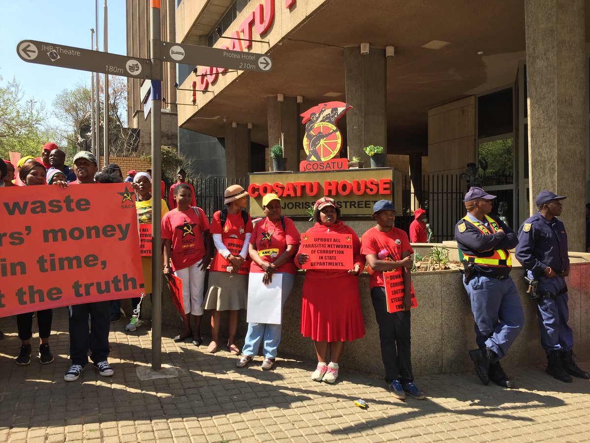 JacaNewswatch's tweet photo. #StateCaptureMarch More people are arriving. https://t.co/2BbzmtJyxy