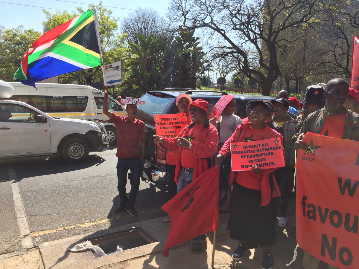 JacaNewswatch's tweet photo. #StateCaptureMarch More people are arriving. https://t.co/2BbzmtJyxy