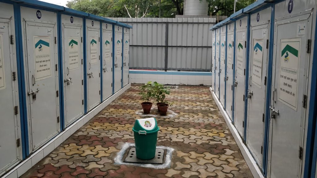 कच्चे घरों में रहने वाले भी अब कर रहे हैं पक्के शौचालयों का इस्तेमाल, अब तक पूरे दिल्ली में 10,000 से भी अधिक शौचालयों का निर्माण करा चुकी है <a href="/ArvindKejriwal/">Arvind Kejriwal</a> सरकार

स्वास्थ्य मंत्री <a href="/SatyendarJain/">Satyendar Jain</a> ने झुग्गियों में DUSIB द्वारा निर्मित “जन सुविधा परिसर” का उद्घाटन किया।