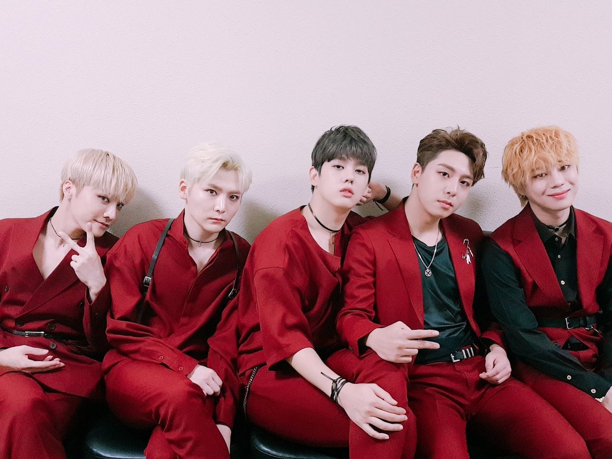 BigFlo_official's tweet photo. [#BIGFLO] <뮤뱅 #거꾸로>

정말정말 우리 웨이브 여러분이 
최고인거 아시죠👍

오늘 뮤직뱅크 #빅플로 무대를
본방사수 해주시고 큰! 목소리로
응원해주신 우리 웨이브 여러분께
감사드립니다🙇

그럼 우리 내일 거꾸로
첫 팬사인회에서 만나요❤

#빅플로_뮤뱅_거꾸로_완료✌ https://t.co/p5ZaEBEqtY