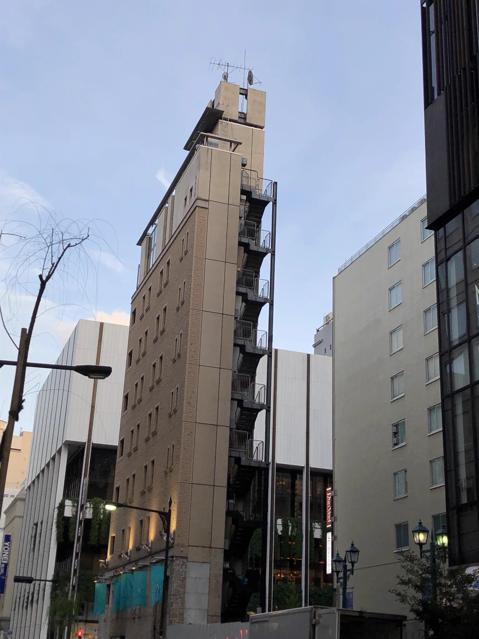 まるで舞台のセットｗ重厚感あふれる建物を横から見るとｗｗｗ