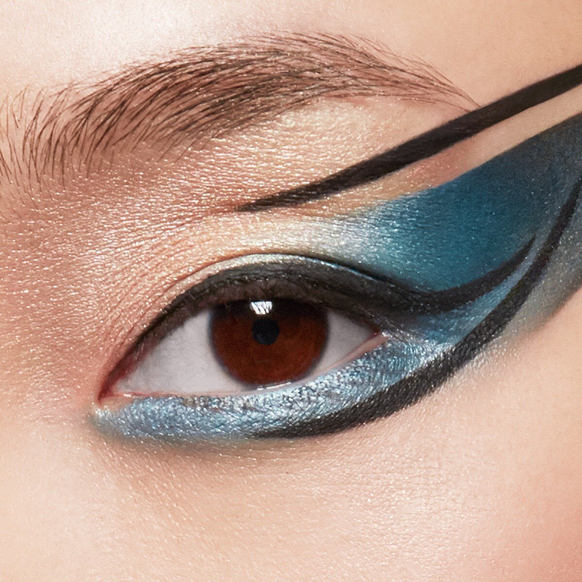 Göz makyajını uygularken maksimum renk elde etmek için farı uygulamadan önce baz kullanmayı unutma. Bu uygulama için #KIKODarkTreasure koleksiyonumuzdan kullandıklarımız: 
🔹 Eye Base
🔹 Metal Foil Eyeshadow 01
🔹 Eyeshadow Pallette 03 
🔹Waterproof Eye Marker