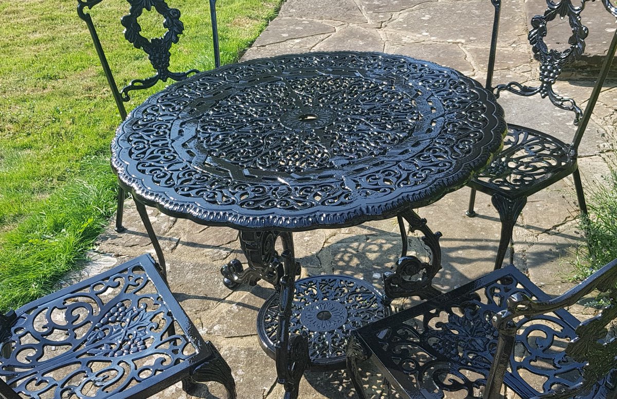 DecoratorAndy's tweet image. Garden furniture rolled with @TwoFussyBlokes  and @RustOleum no brush #MasterDecorators andrewpullen.co.uk