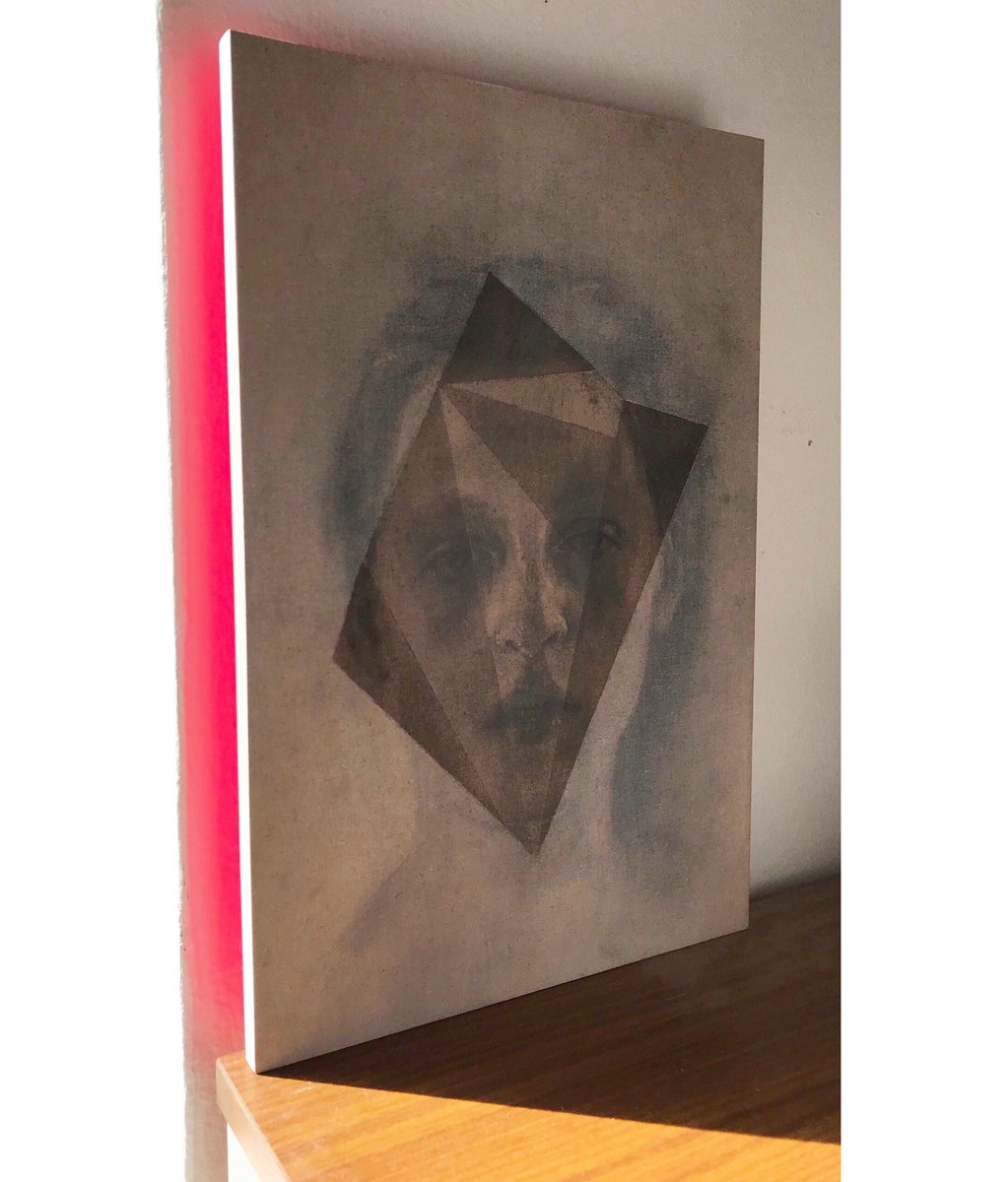 caragh_savage's tweet photo. ☀️😊morning sun through the window doing a good job catching the backpainted aura of my drawing
#hiddencolour #reflectedcolour #aura https://t.co/IAxacqIt5U