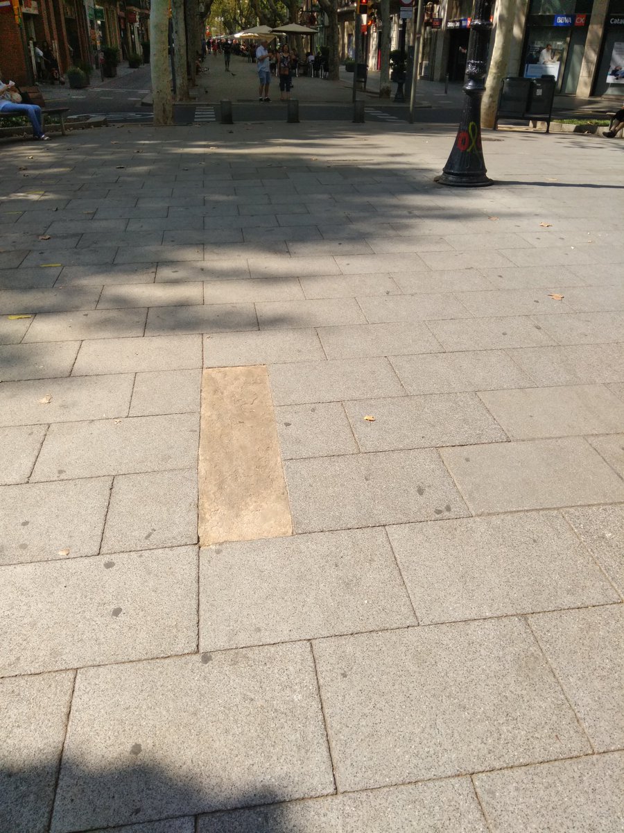 GenisBoadella's tweet photo. A poques setmanes que comenci la #festamajor del #Poblenou , estaria molt bé que el @Bcn_SantMarti reposi les plaques commemoratives de la #RamblaPoblenou que algú va robar el mes de febrer!! No heu tingut temps? Molta feina? #FMPoblenou #FMPoblenou18 #ajuntamentdevacances https://t.co/MGOvjM7VMH