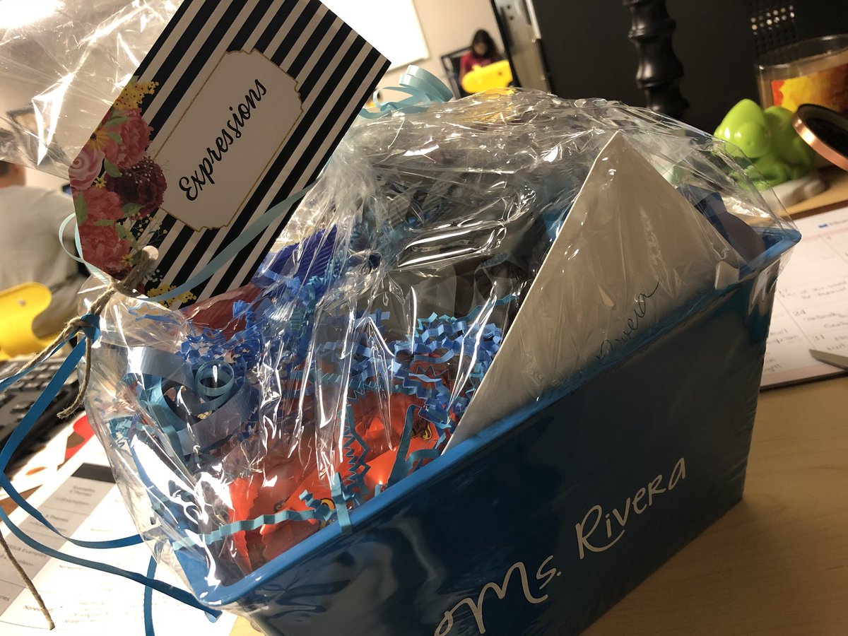 LuvTching's tweet photo. Have I mentioned how the @RMS6Eagles parents at @ProsperRogersMS spoil us! #ilovecandy #theyknowmewell #foodistheroadtomyheart https://t.co/2Y4ErN8fum