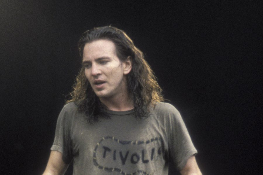 latercera's tweet photo. Escucha las extraordinarias voces que Eddie Vedder grabó para Ten, el disco debut de Pearl Jam (vía @CultoLT) https://t.co/iYoxpoPLMn https://t.co/HUrmzTlWny