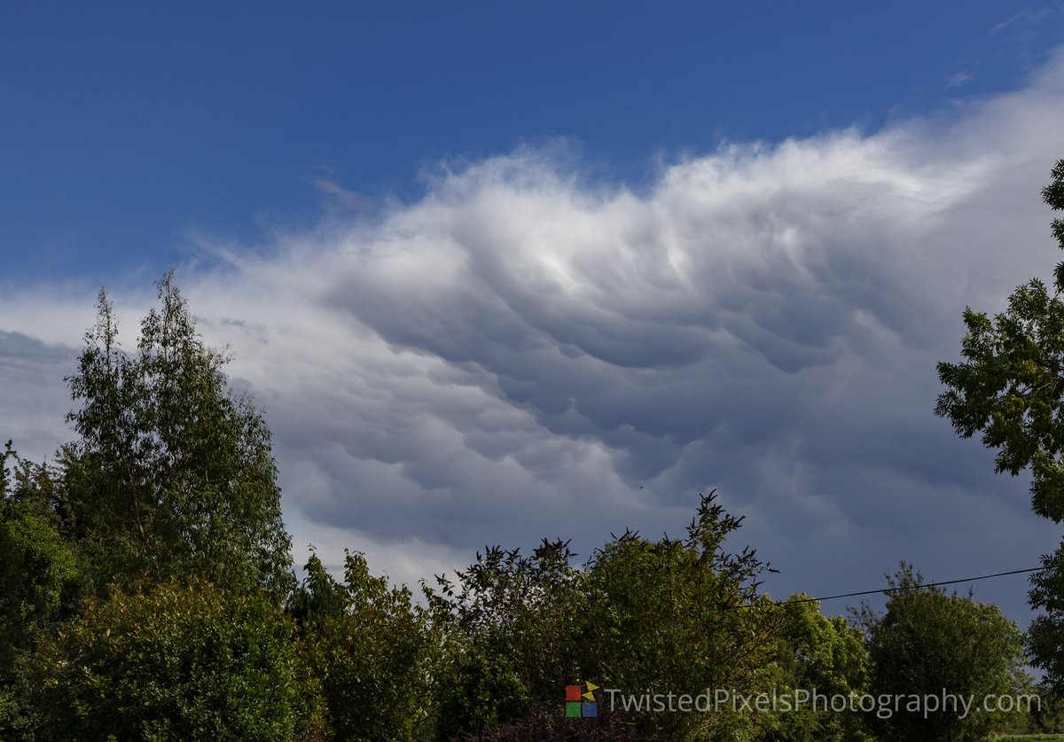 TPixPhoto's tweet image. This dramatic layering of cloud in Offaly just caught my eye. I had to snap this quickly before getting back to working on a wedding.
buff.ly/2NfweVx