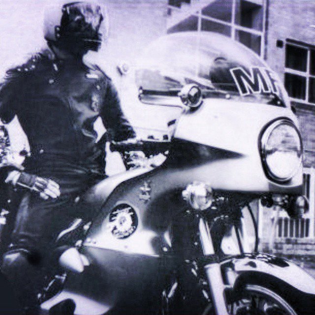 武蔵屋 1979年製作 マッドマックス よりクワッカmfp 言わずと知れたジム グースの愛車 バイク好きでこのライダーに憧れぬ者はいないだろう 1978年型カワサキz1000a1を基に豪州のイメージエンジニアリング製カウルとシート エキパイクロス二本出し 武蔵屋 1979年製作 マッドマックス よりクワッカmfp 言わずと知れたジム グースの愛車 バイク好きでこのライダーに憧れぬ者はいないだろう 1978年型カワサキz1000a1を基に豪州のイメージエンジニアリング製カウルとシート エキパイクロス二本出し