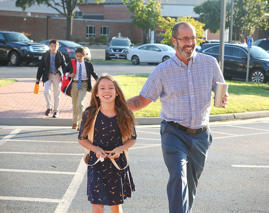 HRANavigator's tweet photo. Welcome Back, Navigators! Today is was one of HRA’s favorite days of the year! The Upper and Middle School students are back! https://t.co/u0ZyVmSlu6