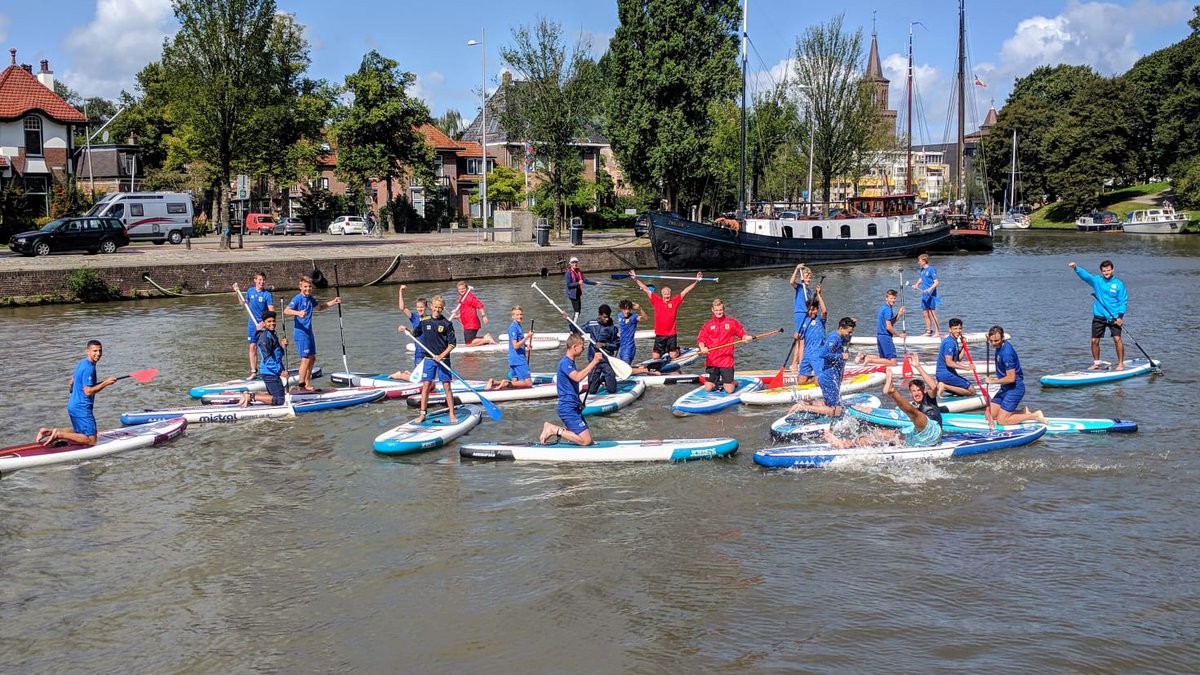 Vandaag SUPten de spelers van onze O17 door de Leeuwarder binnenstad met de <a href="/SUPSkoolLwd/">SUP Skool Leeuwarden</a> als teamactiviteit! Wederom een groot succes!