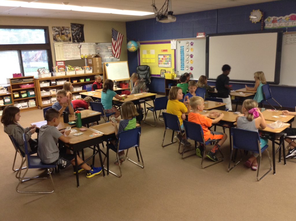 Hansen2ndGrade's tweet photo. Our first game of Tens Go Fish for this year:) #NumberSense #StrategyWork https://t.co/i0bEh9sj2T