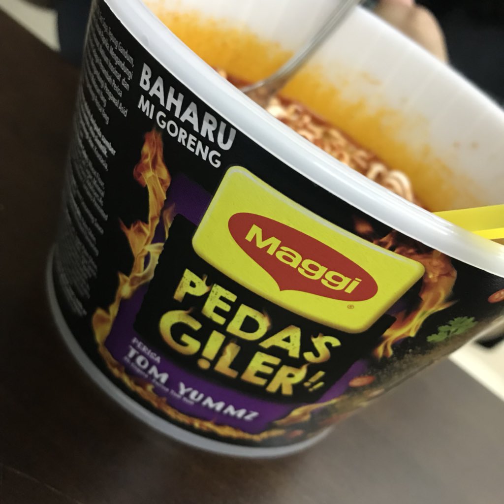 k_elyia's tweet photo. Housemate aku teringin nak makan maggi pedas giler flav Tomyam, dia pon buat laa dgn penuh semangat. 
Dia makan depan aku, aku pun cam excited la nk tgk sbb dia first time rasa en . 
Tetiba aku tengok kat mangkuk maggi dia tu ada KUAH

🤦🏻‍♀️🤦🏻‍♀️🤦🏻‍♀️🤦🏻‍♀️ https://t.co/x11xA80ths