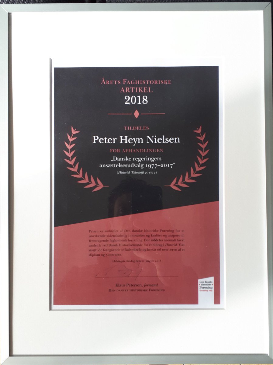 peter_heyn's tweet photo. Mit første og eneste indtryk af Dansk historikermøde er udpræget positivt. Tak for at blive placeret i samme kategori som Tage Kaarsted og Niels Neergaard 😎 #dkpol #dhm2018 https://t.co/q1uib6tODT