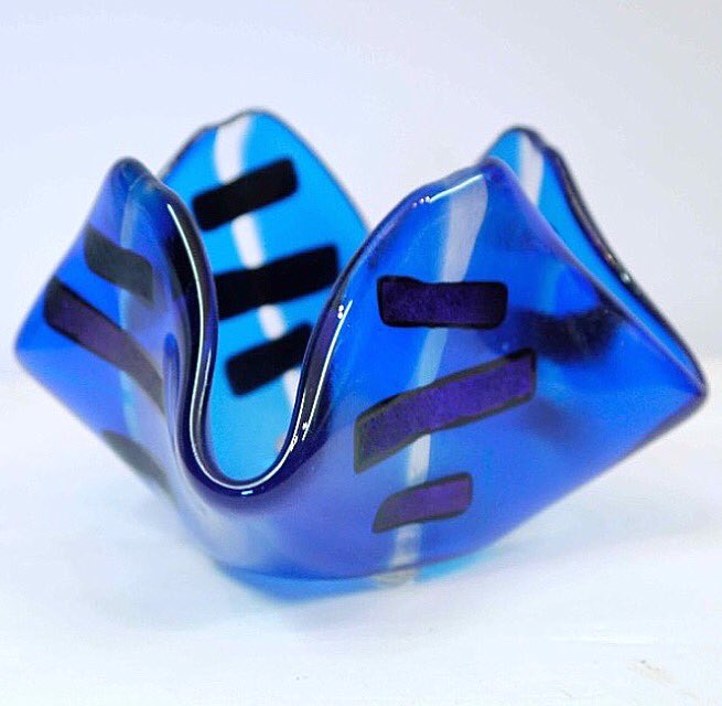 ART AUCTION in aid of Campaign to Save the Kelp of Bantry Bay <a href="/BBKelpForest/">Bantry Bay - Protect Our Native Kelp Forest</a>. 

‘Blue Vessel’ by Angela Brady, Glass.
Guide price €50.

At 8pm today <a href="/SchullHarbour/">Schull Harbour Hotel & Apartments</a> with work by over 50 artists.
For more info; bluehousegalleryschull.com/2018/kelpslide…