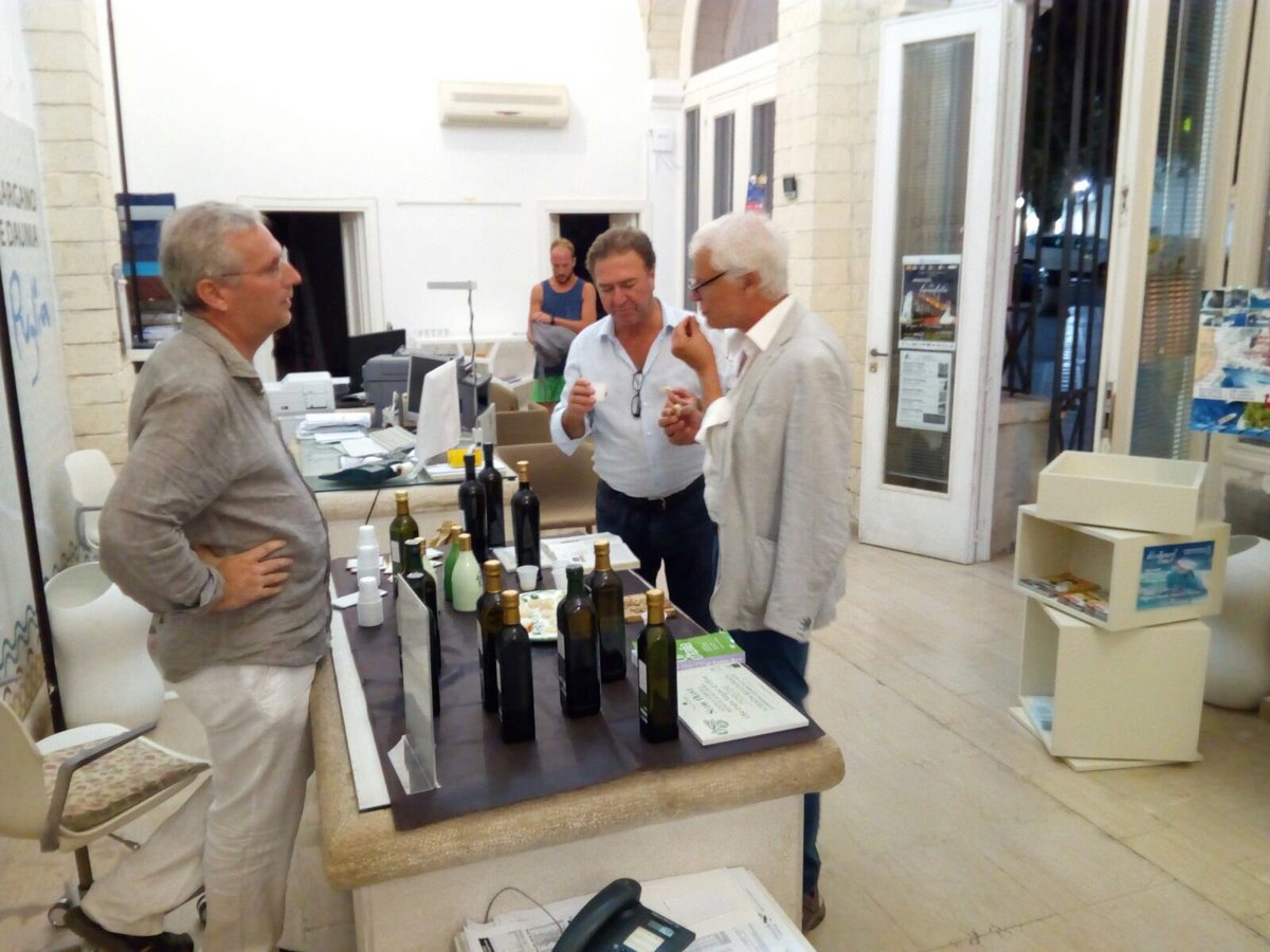 ComuneDiVieste's tweet photo. #24agosto Tra i grandi ospiti della nostra cittadina si aggiunge MICHELE PLACIDO, attore, regista e sceneggiatore italiano di livello internazionale. Ha fatto visita al Info Point #Vieste degustando l’olio extravergine di oliva della nostra terra
#WeAreinPuglia #weareingargano https://t.co/WQgVyk2peW