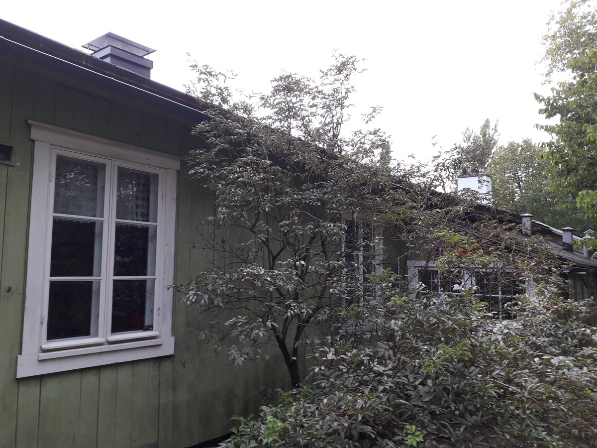 VisitTurku's tweet photo. 2/5: Puutarhakoulu. Nykyisen Seikkailupuiston alueelle perustettiin Suomen ensimmäinen puutarhakoulu vuonna 1841. Sen oppilaat vastasivat ympäröivän puiston hoidosta. Osa puutarhakoulun aikaisista rakennuksista on yhä Seikkailupuiston käytössä. #kupittaa #localturku https://t.co/npLGmtgcBv