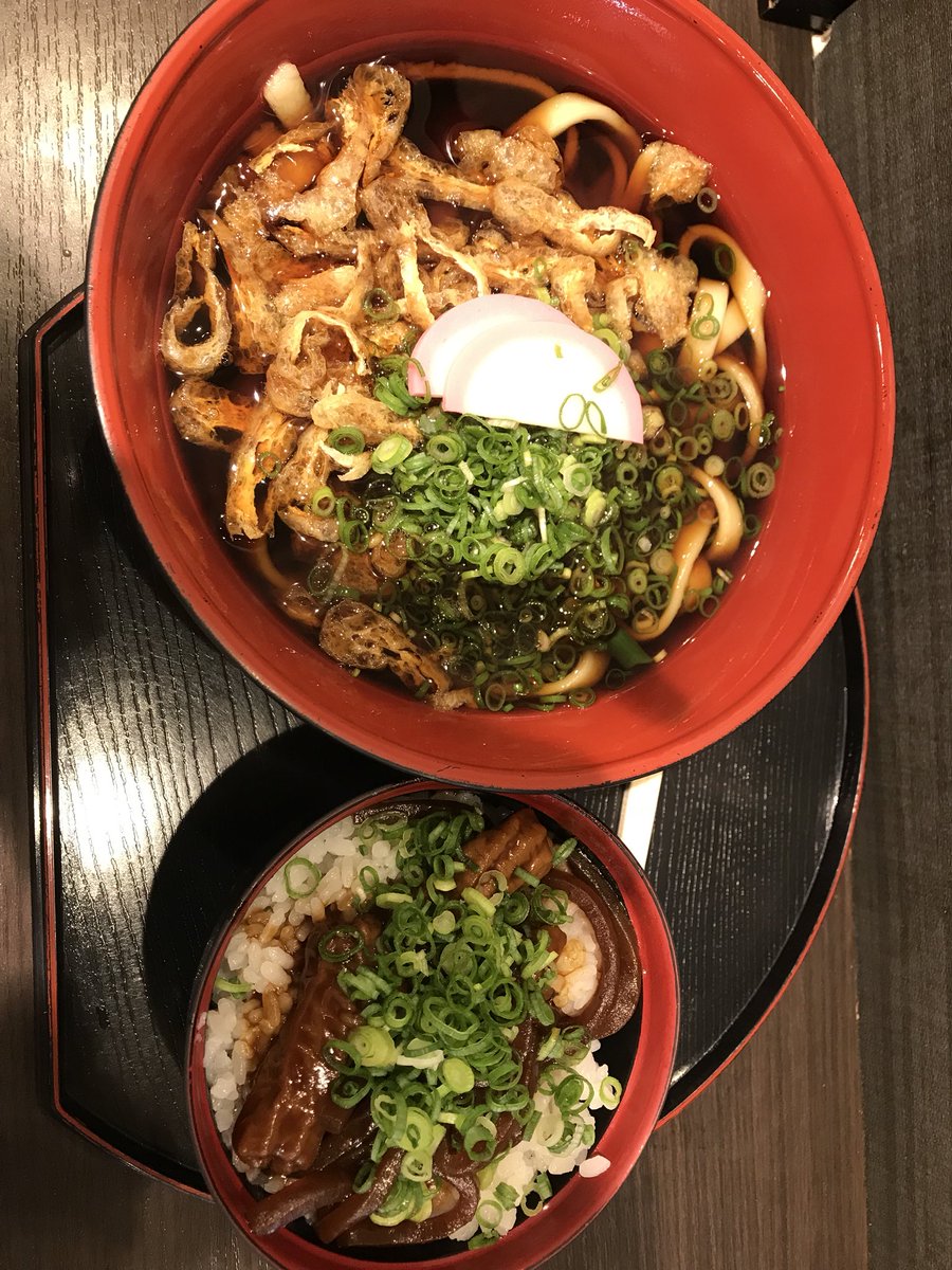 チッカー775 今日の夜ごはんは豊橋駅駅ナカの立ち食いできしめんとどて煮丼のセットを食べました これで550円だから安い しかも頼んだらポンポコラーメンの袋麺をもらいました 豊川ではけっこう有名らしい 豊橋駅 駅ナカ ポンポコラーメン きしめん
